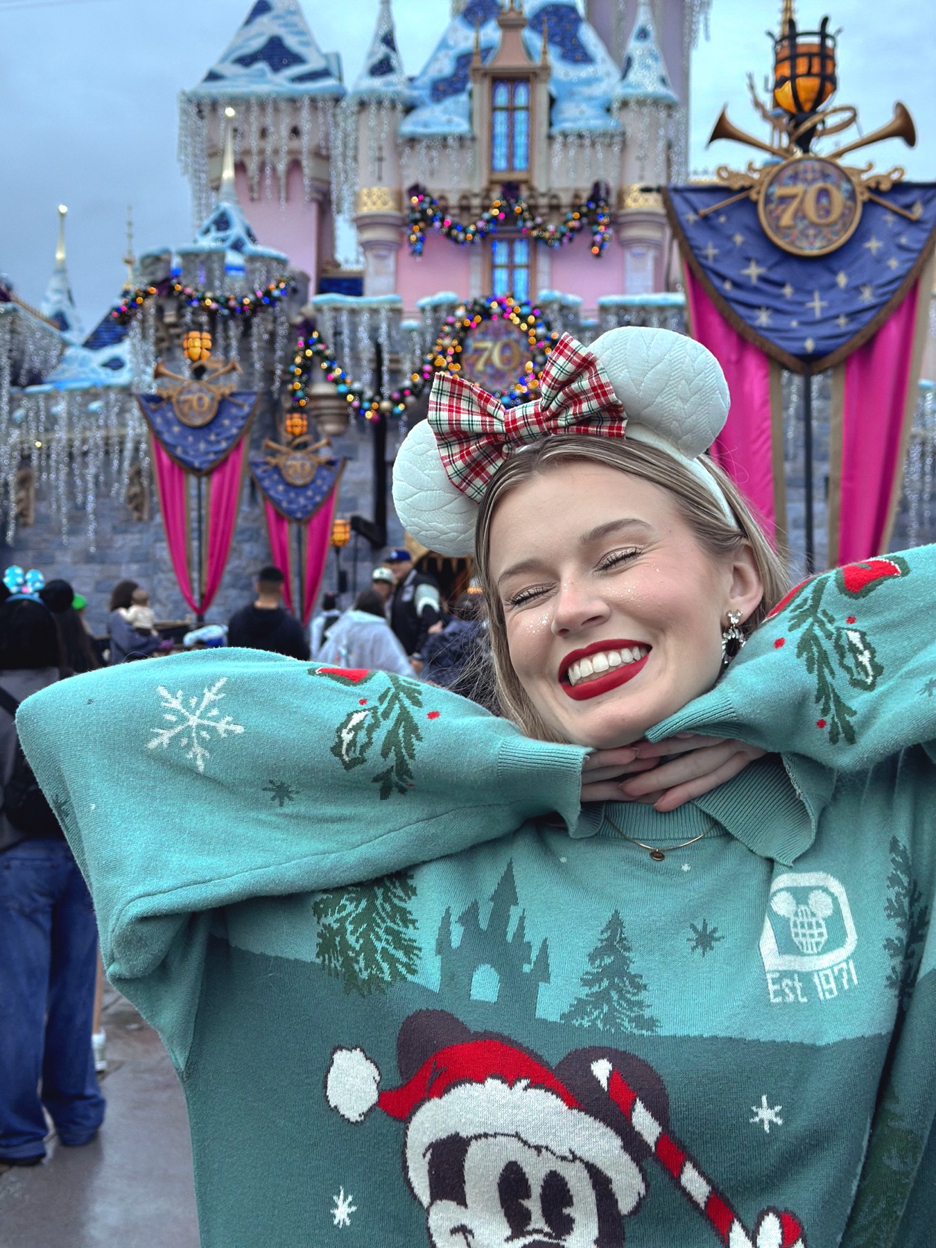 Jolly Holiday. Cream cable knit, plaid Christmas bow.